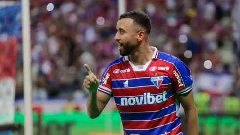 Volante falou sobre o interesse do Palmeiras - Foto: Lucas Emanuel/AGIF