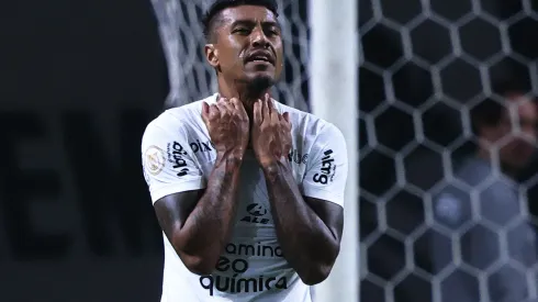 Foto: Ettore Chiereguini/AGIF – Paulinho tem situação atualizada no Corinthians.
