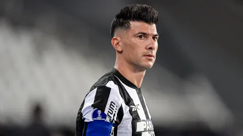 Victor Cuesta jogador do Botafogo durante partida contra o Guarani-PAR no estadio Engenhao pelo campeonato Copa Sul-Americana 2023. Foto: Thiago Ribeiro/AGIF
