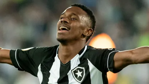 Jeffinho jogador do Botafogo comemora seu gol durante partida contra o Athletico-PR no estádio Engenhão pelo campeonato Brasileiro A 2022. Foto: Jorge Rodrigues/AGIF
