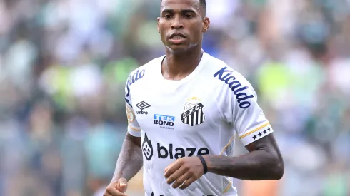 Jean Lucas jogador do Santos durante partida contra o Palmeiras no estadio Arena Barueri pelo campeonato Brasileiro A 2023. Foto: Marcello Zambrana/AGIF
