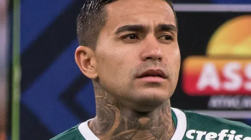 Dudu jogador do Palmeiras durante execução do hino nacional antes da partida contra o Athletico-PR no estádio Arena da Baixada pelo campeonato Brasileiro A 2022. Foto: Robson Mafra/AGIF
