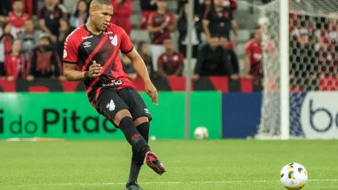 Matheus Felipe, zagueiro. Foto: Robson Mafra/AGIF