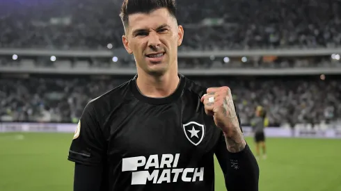 Victor Cuesta jogador do Botafogo durante partida contra o Bragantino no estadio Engenhao pelo campeonato Brasileiro A 2023. Thiago Ribeiro/AGIF
