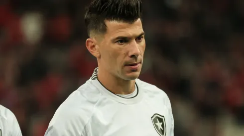 Victor Cuesta jogador do Botafogo durante partida contra o Athletico-PR no estadio Arena da Baixada pelo campeonato Copa do Brasil 2023. Robson Mafra/AGIF
