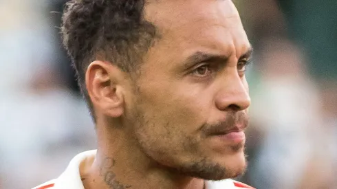 Alan Patrick jogador do Internacional durante execução do hino nacional antes da partida contra o Coritiba no estádio Couto Pereira pelo campeonato Brasileiro A 2022. Foto: Robson Mafra/AGIF
