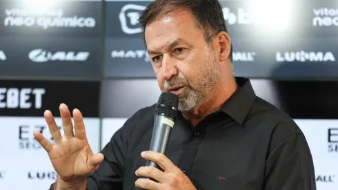 O presidente do Corinthians Augusto Melo fala aos jornalistas durante apresentacao oficial de Diego Palacios como jogador do Corinthians em coletiva de imprensa realizada no CT Joaquim Grava. Marcello Zambrana/AGIF
