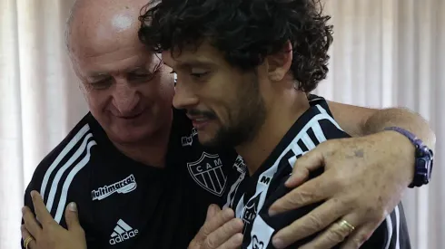 Gustavo Scarpa e Felipão durante a apresentação do jogador. Foto: Reprodução "X" Atlético-MG
