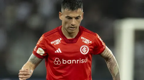 Foto: Jorge Rodrigues/AGIF - Aránguiz pelo Internacional em partida no Campeonato Brasileiro de 2023