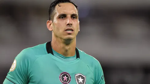 Gatito Fernandez goleiro do Botafogo durante partida contra o Bragantino no estadio Engenhao pelo campeonato Brasileiro A 2022. Thiago Ribeiro/AGIF
