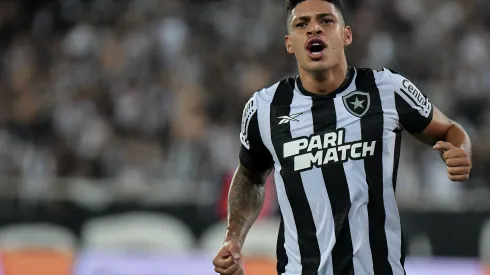 Luis Henrique jogador do Botafogo comemora seu gol durante partida contra o Internacional no estadio Engenhao pelo campeonato Brasileiro A 2023. Thiago Ribeiro/AGIF
