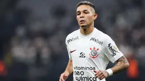 Foto: Marcello Zambrana/AGIF - Adson projeta fazer história pelo Vasco.