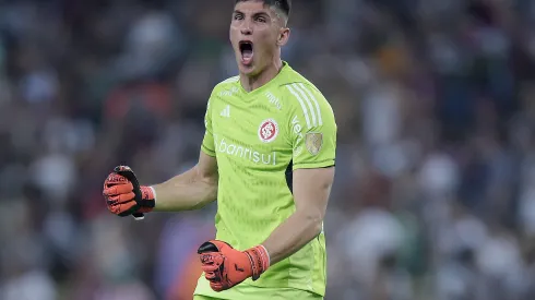 Rochet jogador do Internacional comemora gol marcado por Alan Patrick durante partida contra o Fluminense no estadio Maracana pelo campeonato Libertadores 2023. Alexandre Loureiro/AGIF
