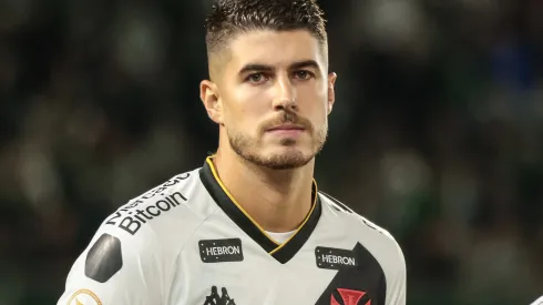 Pedro Raul ex-jogador do Vasco, durante execucao do hino nacional antes da partida contra o Coritiba no estadio Couto Pereira pelo campeonato BRASILEIRO A 2023. Robson Mafra/AGIF
