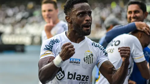 Mendoza jogador do Santos comemora vitoria ao final da partida contra o Botafogo no estadio Engenhao pelo campeonato Brasileiro A 2023. Thiago Ribeiro/AGIF
