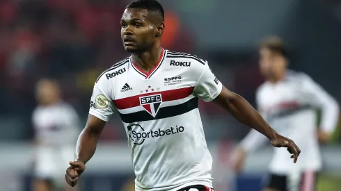 RS – Porto Alegre – 20/07/2022 – BRASILEIRO A 2022, INTERNACIONAL X SAO PAULO – Nikao jogador do Sao Paulo durante partida contra o Internacional no estadio Beira-Rio pelo campeonato Brasileiro A 2022. Foto: Pedro H. Tesch/AGIF
