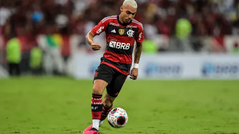 Foto: Thiago Ribeiro/AGIF – Matheuzinho tem situação atualizada no Botafogo.
