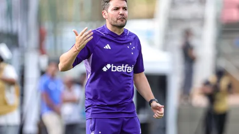 Nicolas Larcamon tecnico do Cruzeiro durante partida contra o Athletic Club no estadio Arena do Jacare pelo campeonato Mineiro 2024. Gilson Lobo/AGIF
