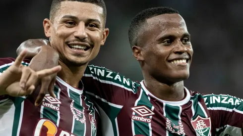 Jhon Arias jogador do Fluminense comemora seu gol com André jogador da sua equipe durante partida contra o Oriente Petrolero no estádio Maracanã pelo campeonato Copa Sul-Americana 2022. Foto: Jorge Rodrigues/AGIF
