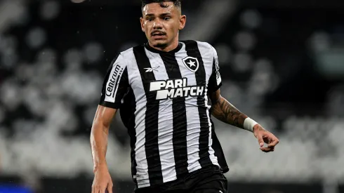 Foto: Thiago Ribeiro/AGIF – Tiquinho fala sobre permanência no Botafogo.
