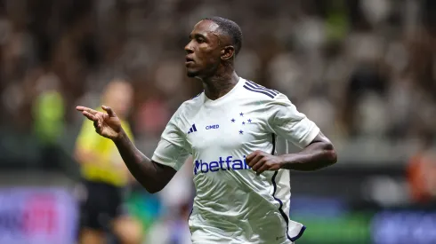 João Pedro comemorou feito pelo profissional do Cruzeiro. Foto: Gilson Lobo/AGIF