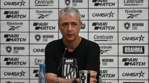 Tiago Nunes, técnico do Botafogo durante partida contra o Nova Iguaçu no estádio Bezerrão pelo campeonato Carioca 2024. Foto: Helio Montferre/AGIF
