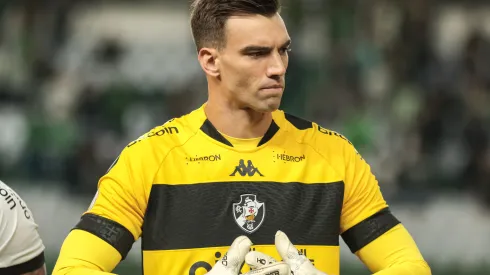 Leo Jardim goleiro do Vasco durante o hino nacional antes da partida contra o Coritiba no estadio Couto Pereira pelo campeonato BRASILEIRO A 2023. Foto: Robson Mafra/AGIF
