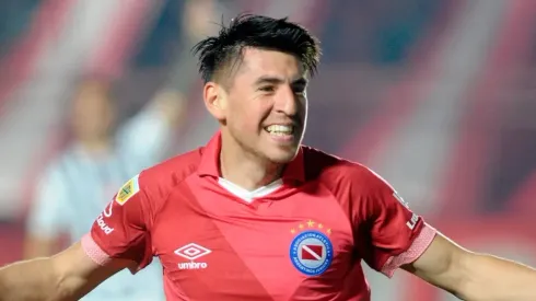 Lucas Villalba em sua passagem pelo Argentinos Juniors. Foto: Reprodução/Argentinos Juniors