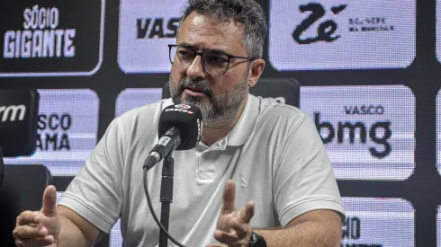 Foto: Thiago Ribeiro/AGIF – Alexandre Mattos é surpreendido no Vasco.
