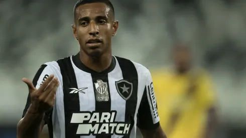 Victor Sá jogador do Botafogo durante partida contra o Madureira no estadio Engenhao pelo campeonato Carioca 2024. Foto: Jorge Rodrigues/AGIF
