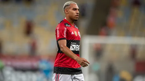 Foto: Thiago Ribeiro/AGIF - Matheuzinho tem situação atualizada no Corinthians.