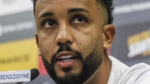 Jorge durante sua apresentação oficial como jogador do Santos em coletiva de imprensa realizada no CT Rei Pele. Foto: Reinaldo Campos/AGIF
