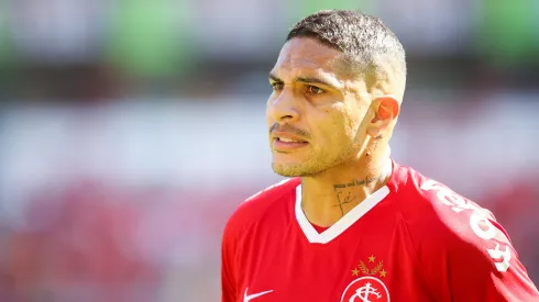Paolo Guerrero jogador do Internacional reclama com a arbitragem durante partida contra o Corinthians. Foto: Pedro H. Tesch/AGIF