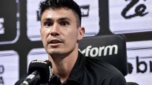 Galdames fala aos jornalista durante sua apresentação oficial como jogador do Vasco em coletiva de imprensa realizada no Sao Januario. Foto: Thiago Ribeiro/AGIF