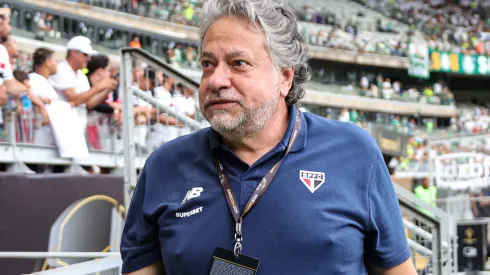 Julio Casares acusa o Santos por ‘pressionar’ arbitragem que prejudicou o São Paulo. Gilson Lobo/AGIF
