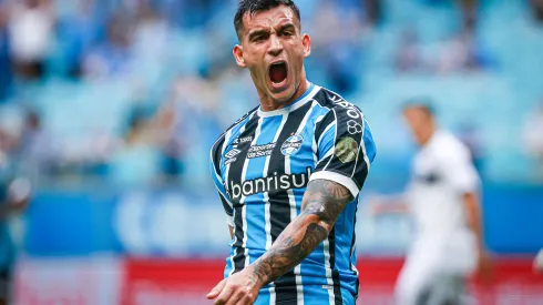 Franco Cristaldo jogador do Gremio comemora seu gol durante partida contra o Santa Cruz-RS no estadio Arena do Gremio pelo campeonato Gaucho 2024. Foto: Maxi Franzoi/AGIF
