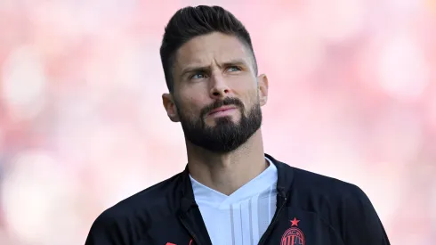 Olivier Giroud indo para o banco durante partida do Milan. (Foto Alessandro Sabattini/Getty Images)