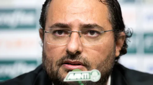 Diretor de Futebol Alexandre Mattos fala aos jornalista durante coletiva de imprensa. Foto: Daniel Vorley/AGIF