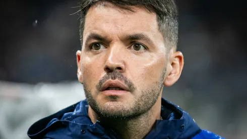 Nicolas Larcamon técnico do Cruzeiro durante partida contra o America-MG no estadio Mineirao pelo campeonato Mineiro 2024. Foto: Fernando Moreno/AGIF
