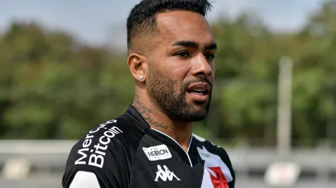 Alex Teixeira posa para fotos durante sua apresentacao oficial como jogador do Vasco em coletiva de imprensa realizada no CT Moacyr Barbosa. Foto: Thiago Ribeiro/AGIF
