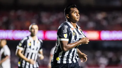 Atacante comemorou de forma polêmica neste domingo - Foto: Abner Dourado/AGIF