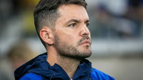 Nicolas Larcamon técnico do Cruzeiro durante partida contra o America-MG no estadio Mineirao pelo campeonato Mineiro 2024. Foto: Fernando Moreno/AGIF
