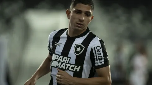 RJ - RIO DE JANEIRO - 30/01/2024 - CARIOCA 2024, BOTAFOGO X PORTUGUESA RIO - Savarino jogador do Botafogo durante partida contra o Portuguesa Rio no estadio Engenhao pelo campeonato Carioca 2024. Foto: Jorge Rodrigues/AGIF