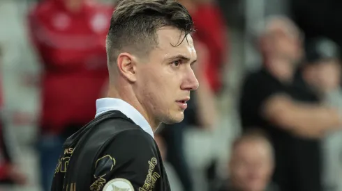 Foto: Robson Mafra/AGIF - Lucas Piton em ação pelo Vasco diante do Athletico em 2023.