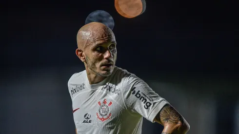 Foto: Thiago Ribeiro/AGIF - Fábio Santos, agora ex-jogador, durante uma partida contra o Vasco no Campeonato Brasileiro de 2023.
