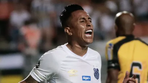 Cueva ainda causa muitos problemas ao Santos, mesmo não estando mais no clube. Marcello Zambrana/AGIF
