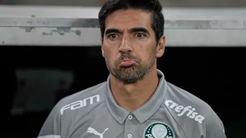 Foto: Thiago Ribeiro/AGIF - Abel Ferreira durante uma partida do Palmeiras no Campeonato Brasileiro de 2023.