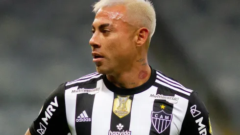 Foto: Fernando Moreno/AGIF - Eduardo Vargas em ação pelo Atlético no Campeonato Brasileiro de 2022.