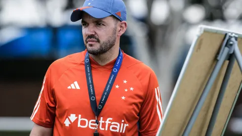 Foto: Gustavo Aleixo/Cruzeiro - Larcamón em treinamento do Cruzeiro na Toca da Raposa na última quarta-feira (28).