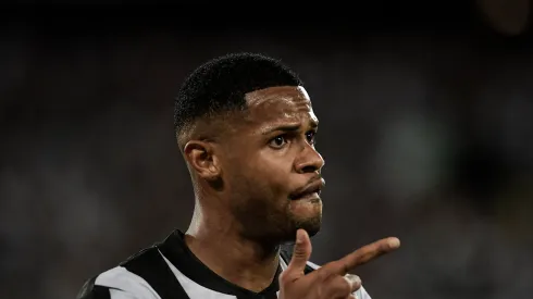 Atlético propõe troca entre Vargas e Júnior Santos.